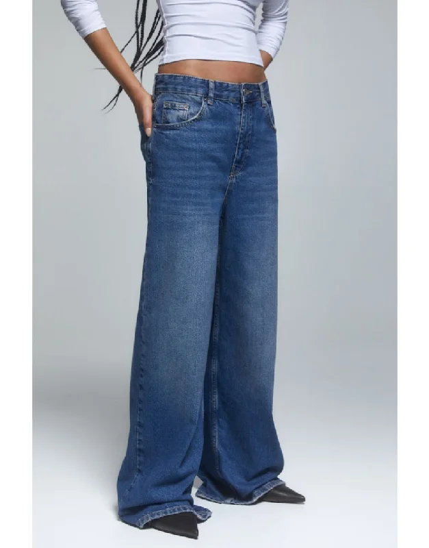 Effortlessly stylish outfits for the modern woman Baggy Straight Jeans in Stone Blue Effortlessly stylish outfits for the modern woman Baggy Straight Jeans in Stone Blue