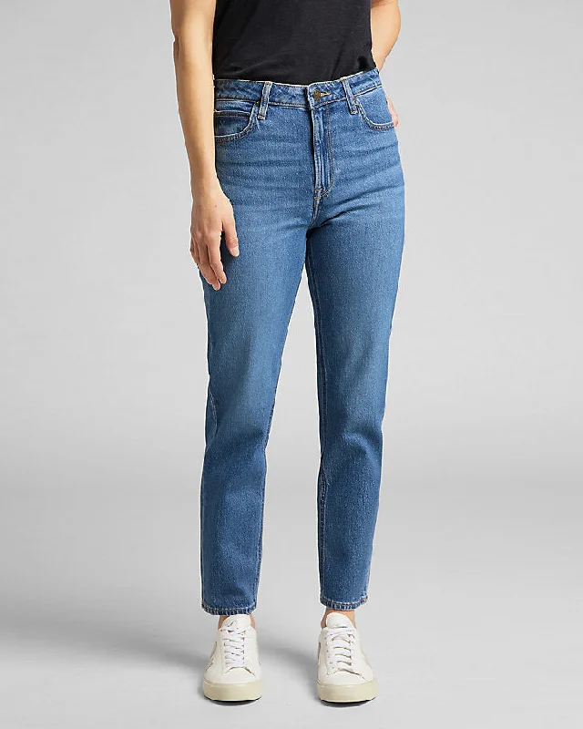 Iconic women’s outfits that never go out of style Lee Carol Regular Straight Cropped Womens Jeans - Worn Iris Iconic women’s outfits that never go out of style Lee Carol Regular Straight Cropped Womens Jeans - Worn Iris